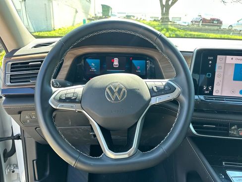 Used 2025 Volkswagen Atlas SE image 13