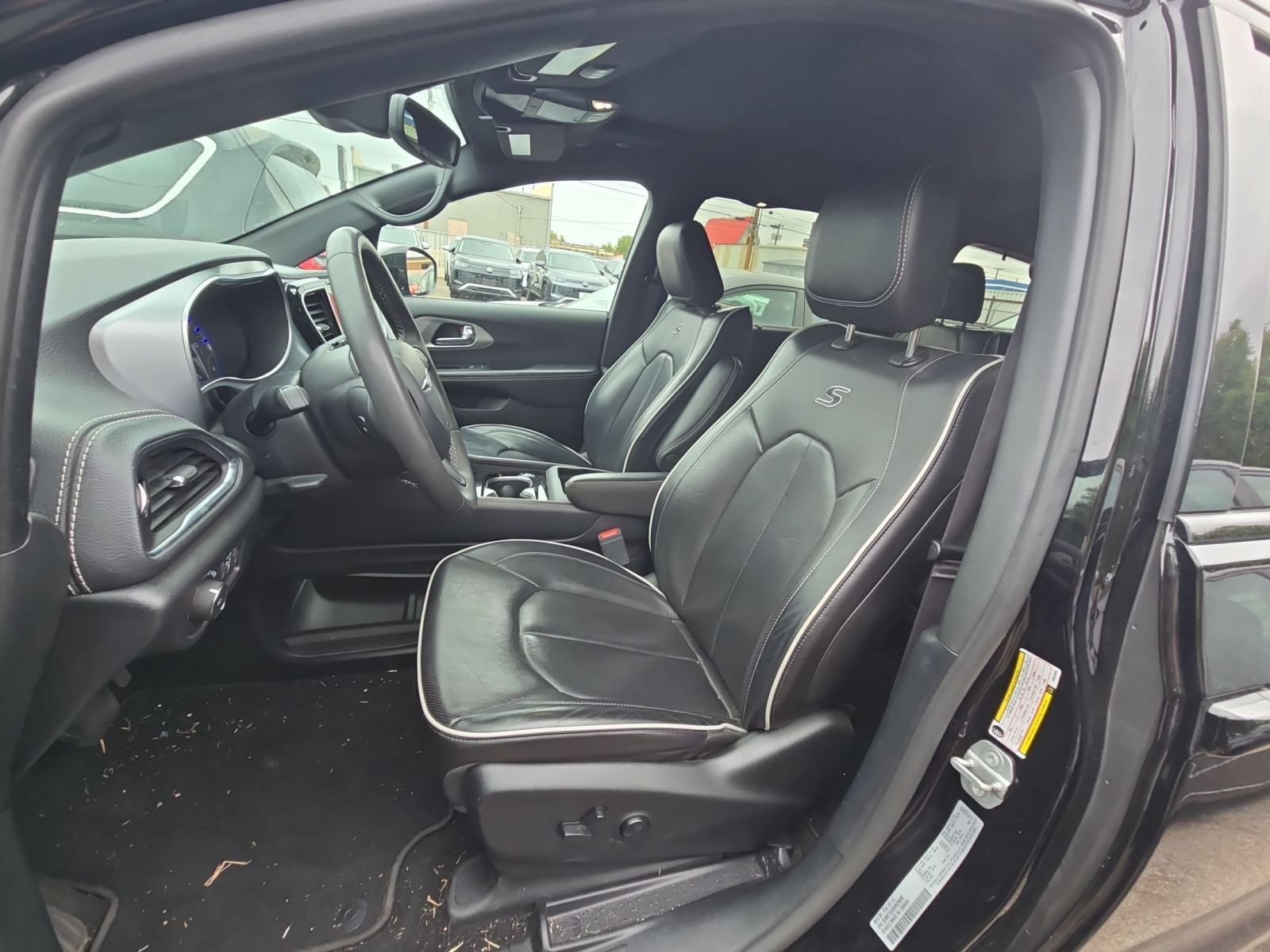 Used 2025 Chrysler Pacifica Limited FWD image 9