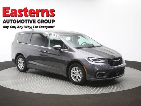 Used 2023 Chrysler Pacifica Touring-L FWD image 50