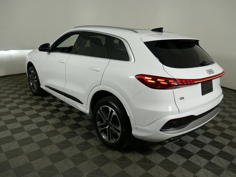 Certified 2025 Audi Q5 Premium w/ Convenience Package AWD/4WD image 5