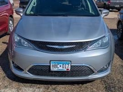 Used 2018 Chrysler Pacifica Touring-L image 5