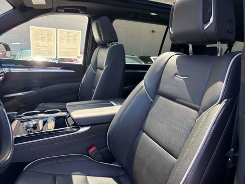 Used 2025 Cadillac Escalade ESV Sport AWD/4WD image 28