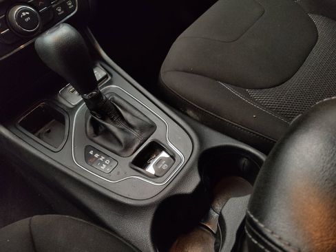 Used 2020 Jeep Cherokee Latitude FWD image 26