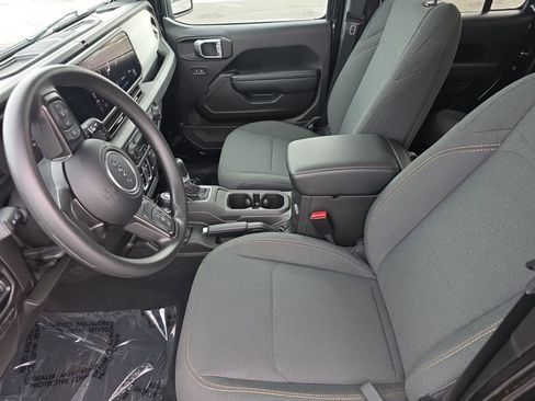 Used 2025 Jeep Gladiator Nighthawk image 16