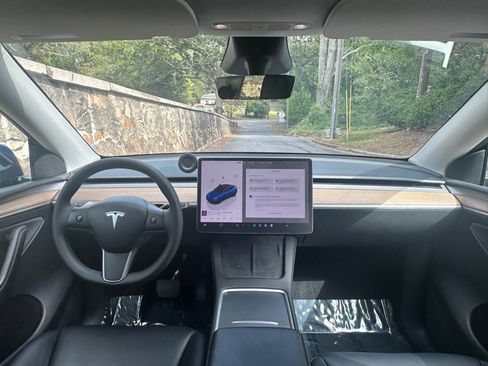 Used 2023 Tesla Model Y 2WD image 2