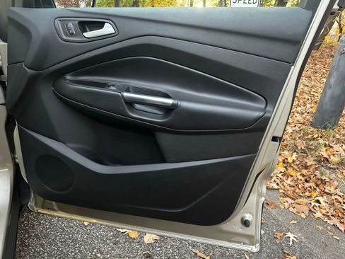 Used 2017 Ford Escape SE image 12