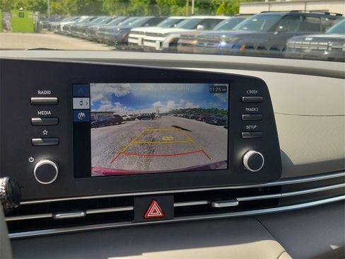 Used 2025 Hyundai Elantra SE image 21