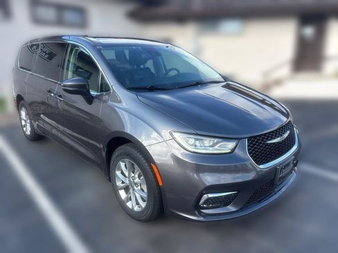 Used 2023 Chrysler Pacifica Touring-L AWD/4WD image 1