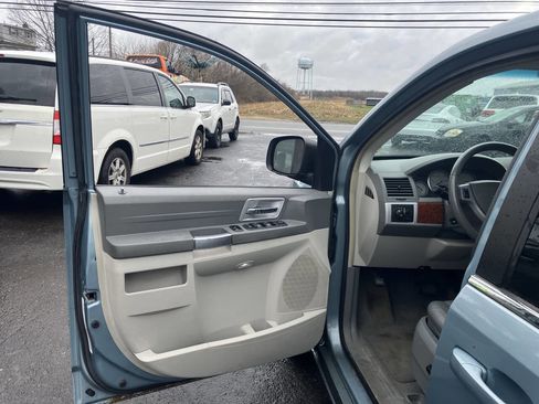 Used 2008 Chrysler Town & Country Touring image 16