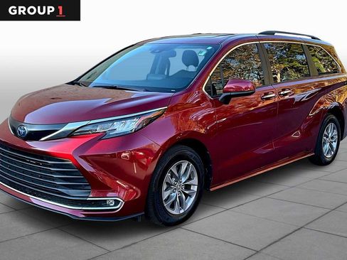 Certified 2023 Toyota Sienna XLE image 1