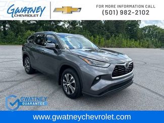 Used 2022 Toyota Highlander XLE AWD/4WD video 3