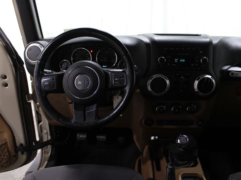 Used 2018 Jeep Wrangler Unlimited Sahara image 2