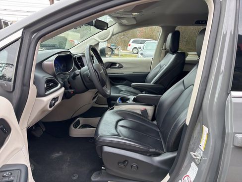 Used 2023 Chrysler Pacifica Touring-L image 8