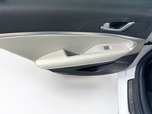 Used 2024 Genesis G70 2.5T image 27