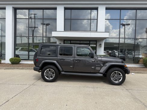 Used 2019 Jeep Wrangler Unlimited Sahara AWD/4WD image 3