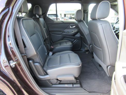 Used 2023 Chevrolet Traverse Premier FWD image 37