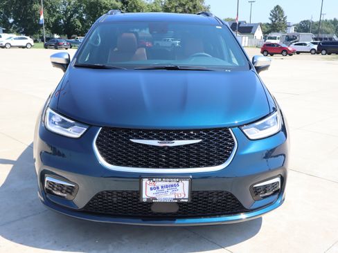 Used 2025 Chrysler Pacifica Pinnacle FWD image 2