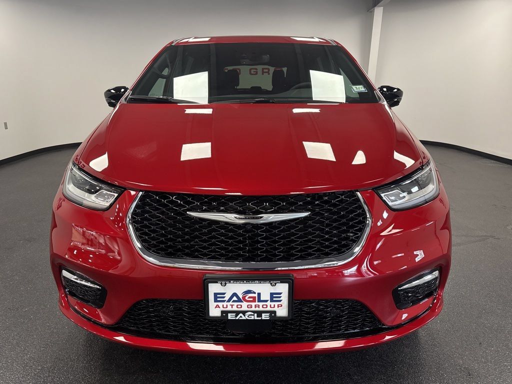 New 2026 Chrysler Pacifica Select AWD/4WD image 3