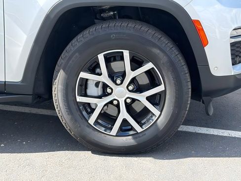 Used 2025 Jeep Grand Cherokee Limited w/ Luxury Tech Group II image 9