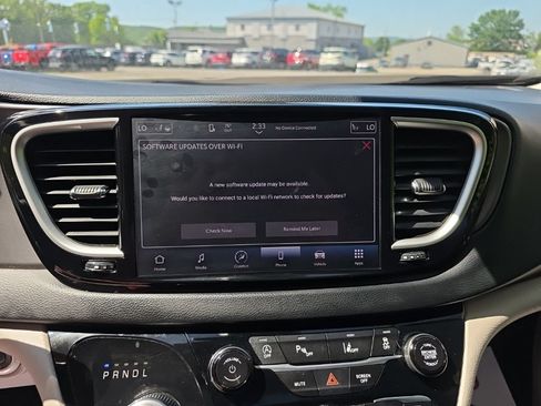 Used 2024 Chrysler Pacifica Touring-L FWD image 18