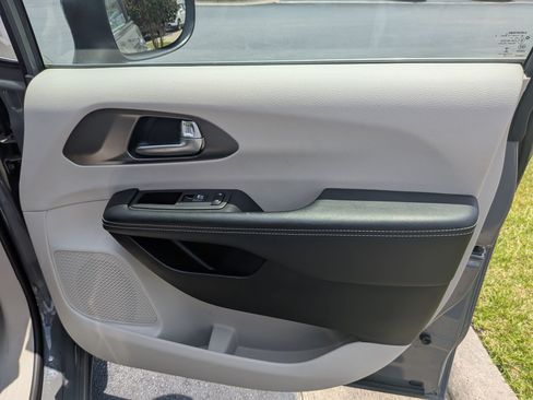 Used 2023 Chrysler Pacifica Touring-L FWD image 24