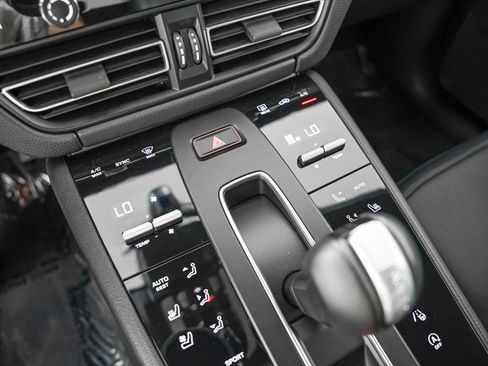 Certified 2024 Porsche Macan AWD/4WD image 26