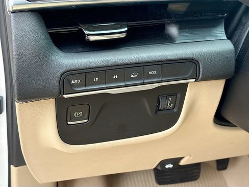 Used 2022 Cadillac Escalade Premium Luxury AWD/4WD image 10