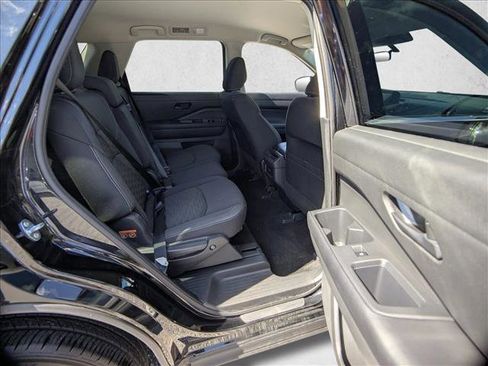 Used 2024 Nissan Pathfinder S image 13