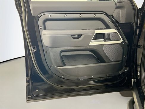 Used 2023 Land Rover Defender 110 X-Dynamic SE image 18