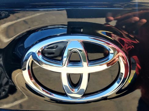 Used 2021 Toyota Camry SE FWD image 13