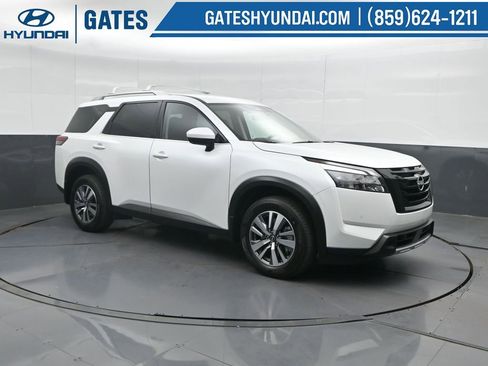 Used 2025 Nissan Pathfinder SL w/ Black Appearance Package AWD/4WD image 4