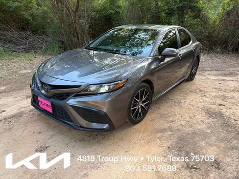Used 2021 Toyota Camry SE FWD image 3
