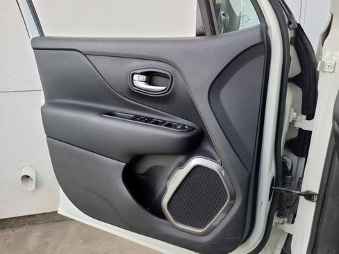 Used 2023 Jeep Renegade Latitude AWD/4WD image 25
