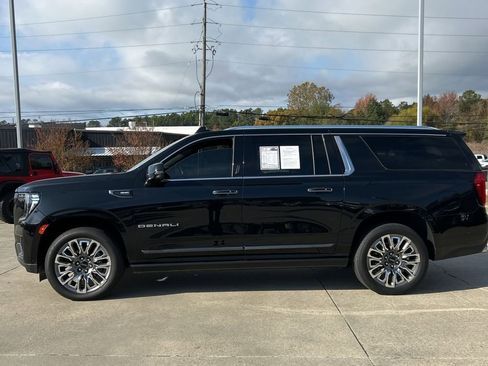 Used 2023 GMC Yukon XL Denali Ultimate image 3