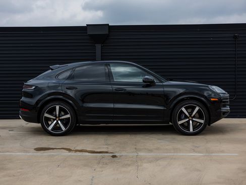 Certified 2025 Porsche Cayenne Coupe image 8