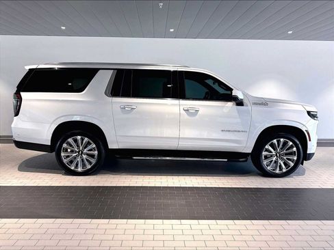 Used 2025 Chevrolet Suburban High Country w/ Sun And Tow Package RWD image 11