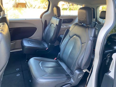 Used 2020 Chrysler Pacifica Touring-L FWD image 39