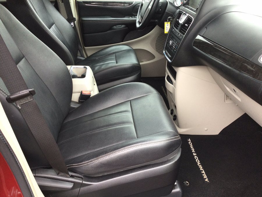 Used 2015 Chrysler Town & Country Touring w/ Driver Convenience Group FWD image 22