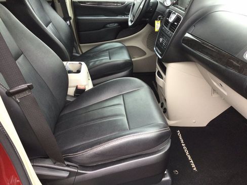 Used 2015 Chrysler Town & Country Touring w/ Driver Convenience Group FWD image 22
