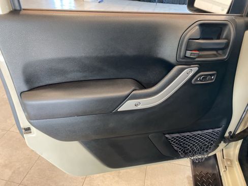 Used 2017 Jeep Wrangler Unlimited Sahara w/ Connectivity Group image 17