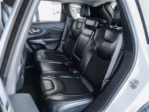 Used 2019 Jeep Cherokee Latitude Plus w/ Comfort/Convenience Group AWD/4WD image 38