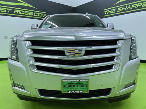Used 2018 Cadillac Escalade ESV Luxury AWD/4WD image 3