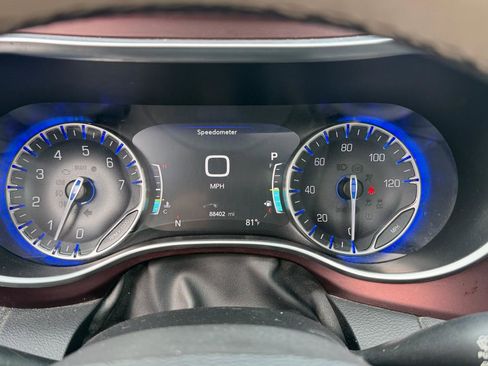 Used 2017 Chrysler Pacifica Limited w/ UConnect Theater Package image 7