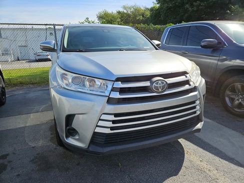 Used 2017 Toyota Highlander LE FWD image 4