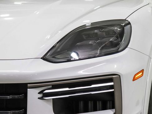 Used 2025 Porsche Cayenne Turbo AWD/4WD image 7