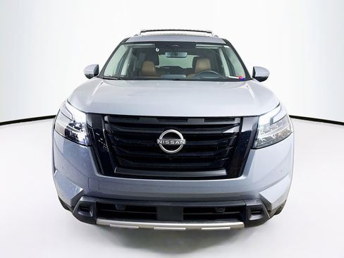 Used 2024 Nissan Pathfinder Platinum image 3