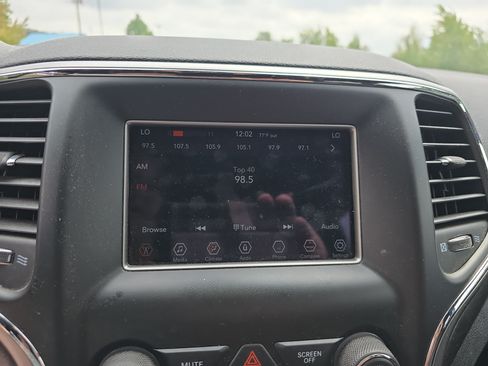 Used 2018 Jeep Grand Cherokee Laredo AWD/4WD image 23