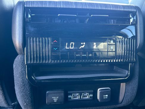 Used 2023 Jeep Wagoneer L Series II image 11