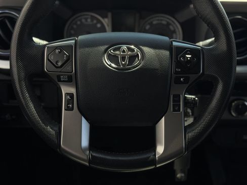 Used 2018 Toyota Tacoma SR5 AWD/4WD image 14