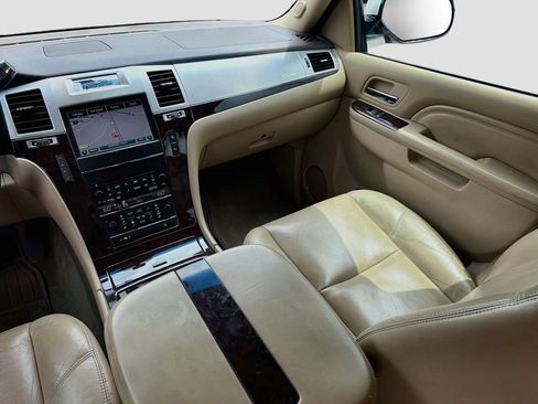 Used 2011 Cadillac Escalade ESV Premium RWD image 28